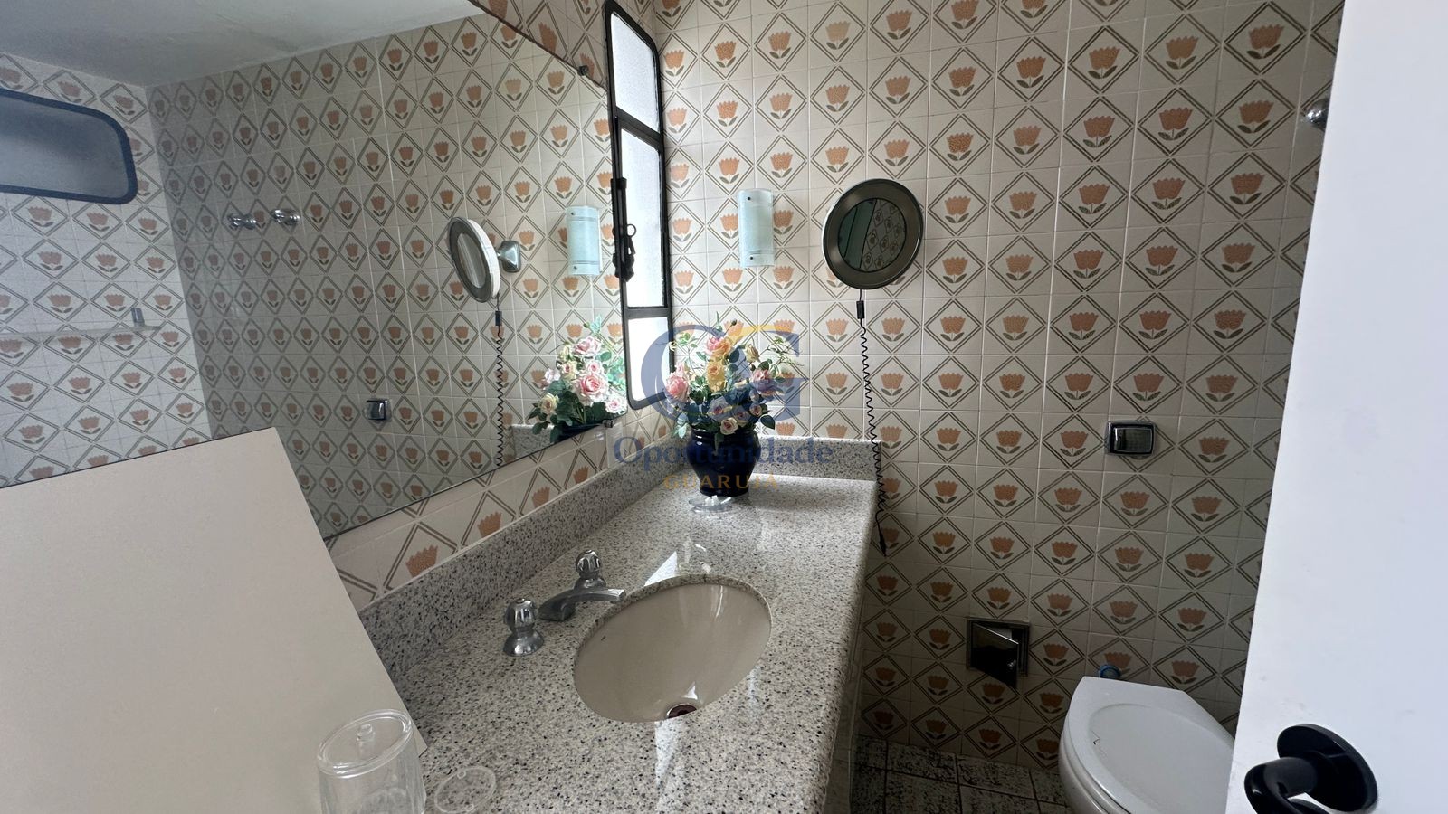 Apartamento na Praia das Pitangueiras, Guarujá - SP