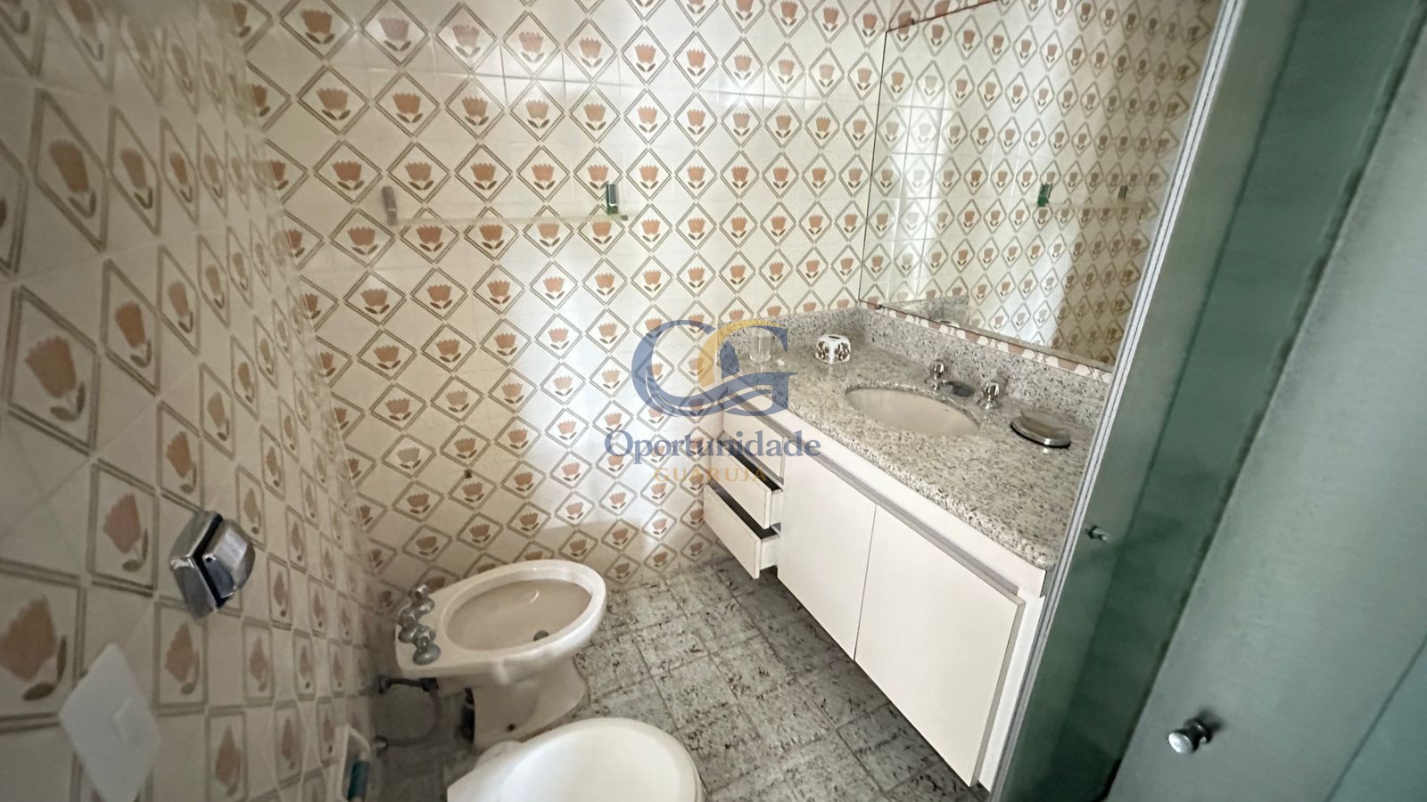 Apartamento na Praia das Pitangueiras, Guarujá - SP