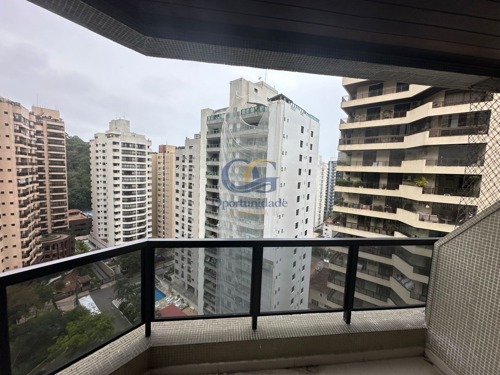 Apartamento na Praia das Pitangueiras, Guarujá - SP
