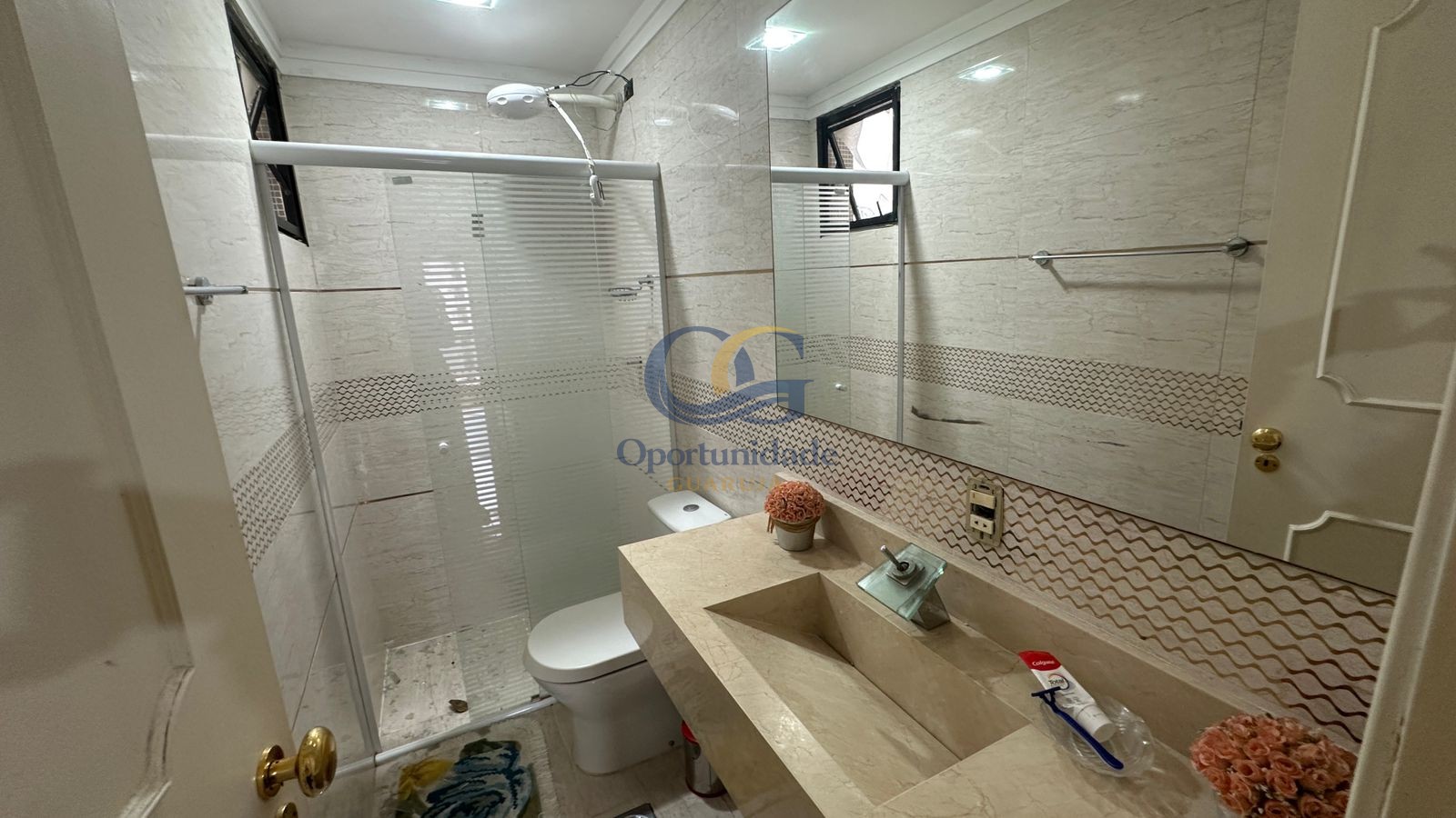 Apartamento na Praia das Pitangueiras, Guarujá - SP