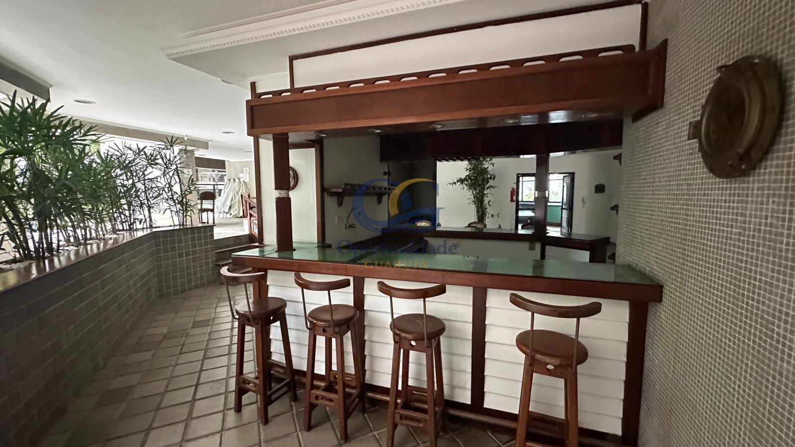 Apartamento na Praia das Pitangueiras, Guarujá - SP