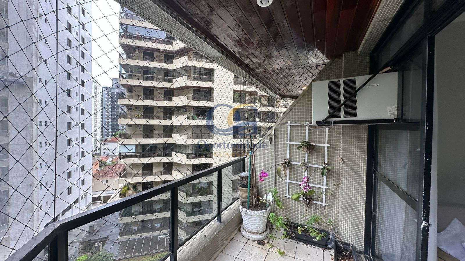 Apartamento na Praia das Pitangueiras, Guarujá - SP