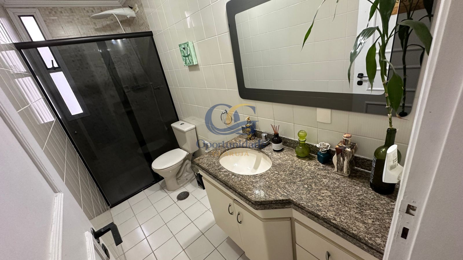 Apartamento na Praia das Pitangueiras, Guarujá - SP