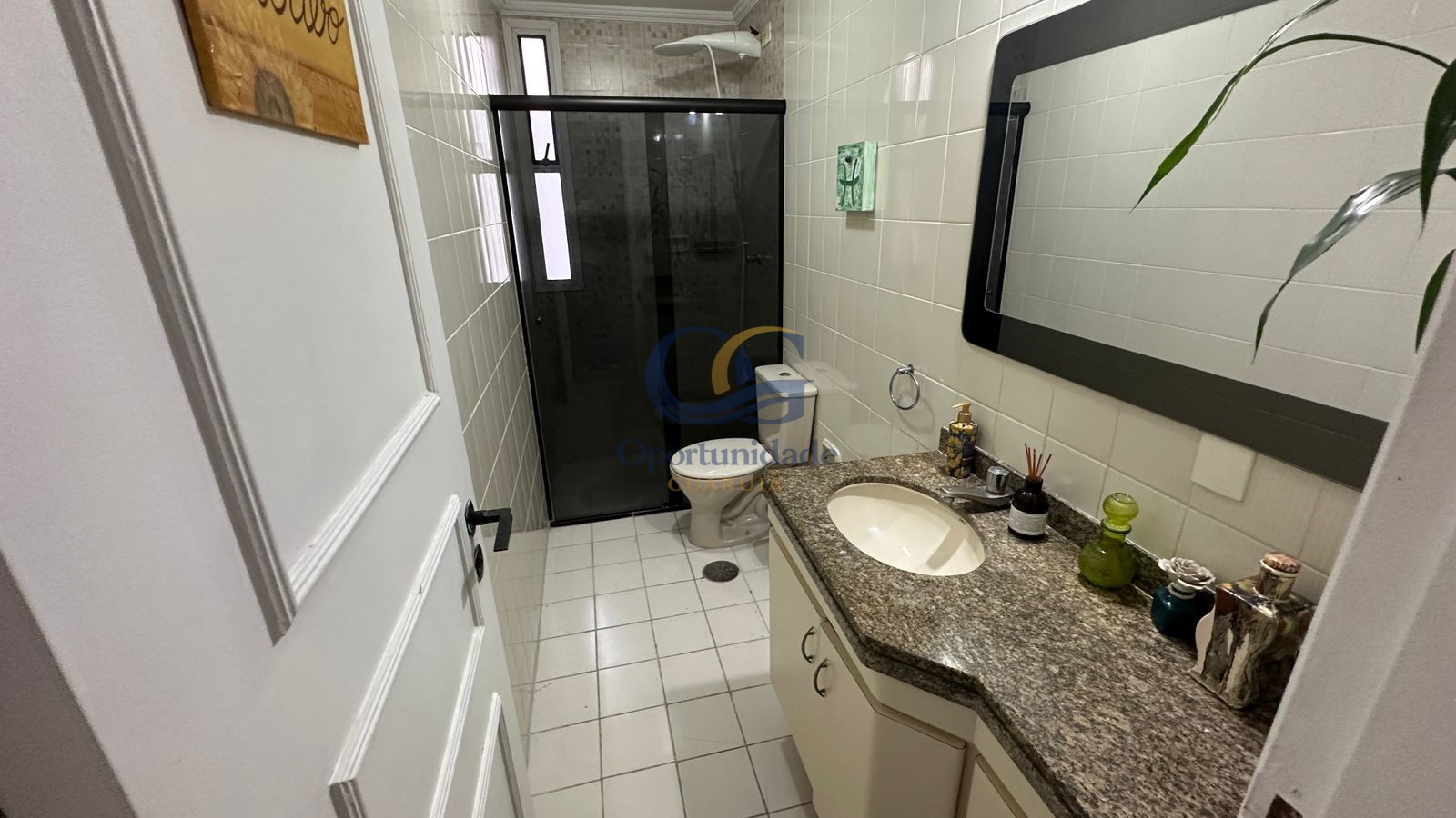 Apartamento na Praia das Pitangueiras, Guarujá - SP