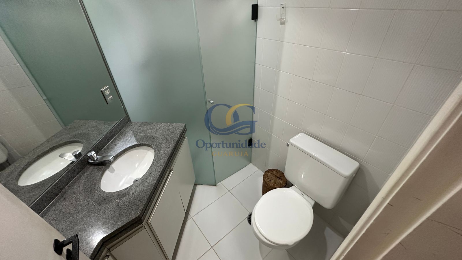 Apartamento na Praia das Pitangueiras, Guarujá - SP