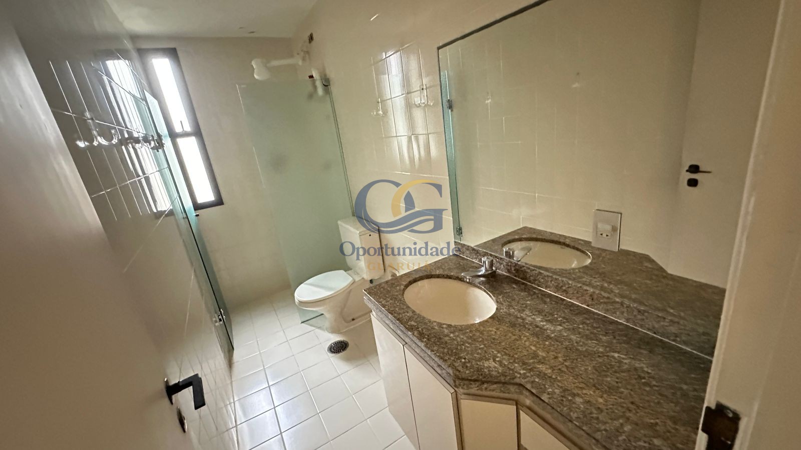 Apartamento na Praia das Pitangueiras, Guarujá - SP