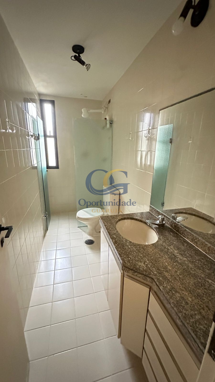 Apartamento na Praia das Pitangueiras, Guarujá - SP