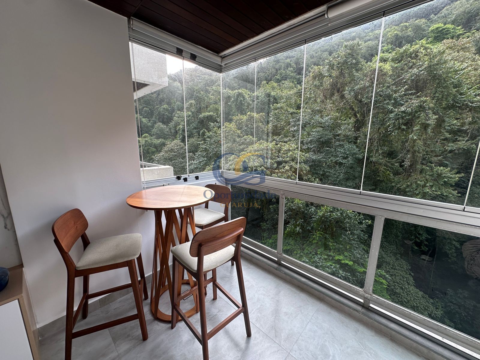 Apartamento na Praia das Pitangueiras, Guarujá - SP