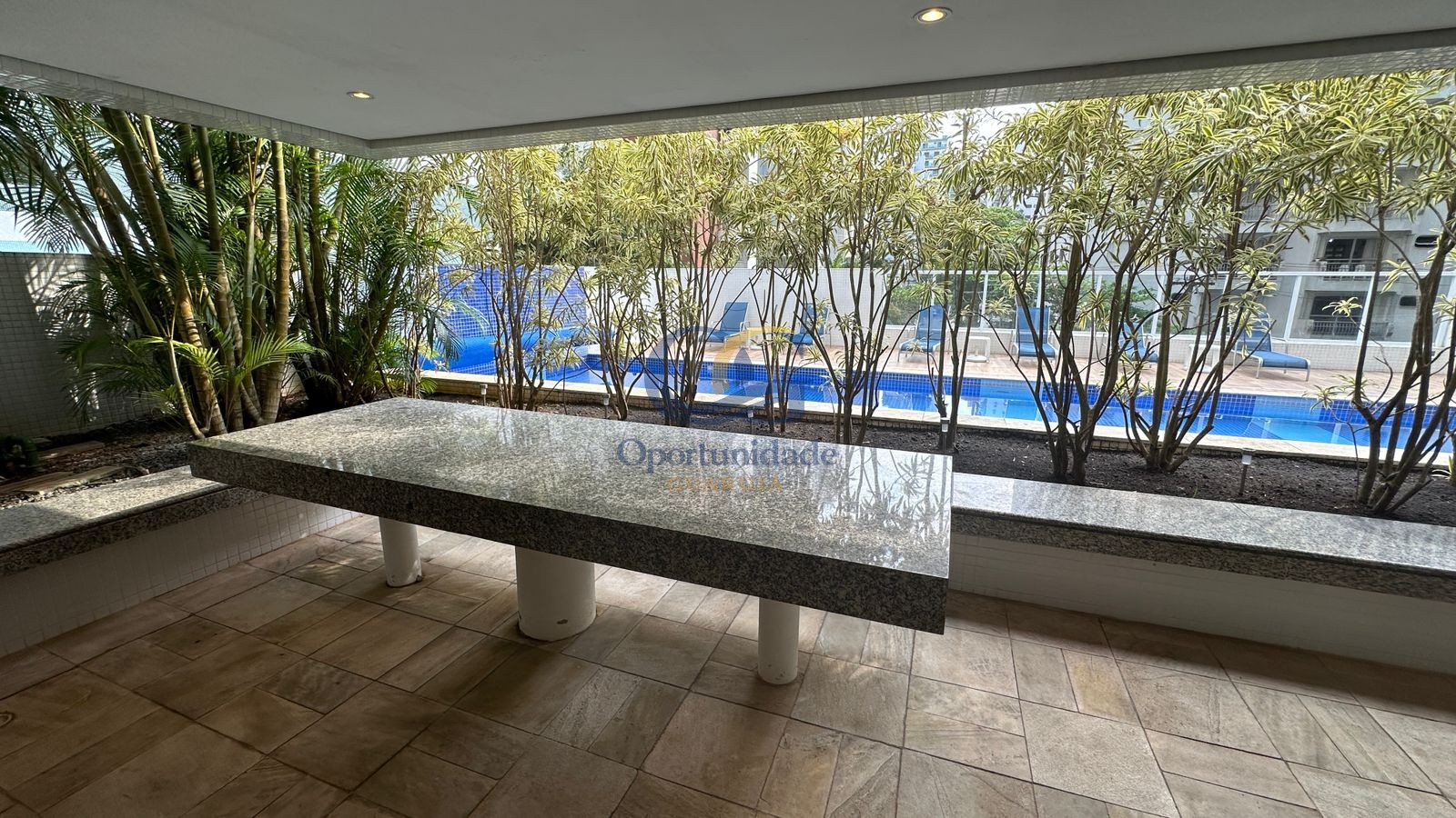 Apartamento na Praia das Pitangueiras, Guarujá - SP