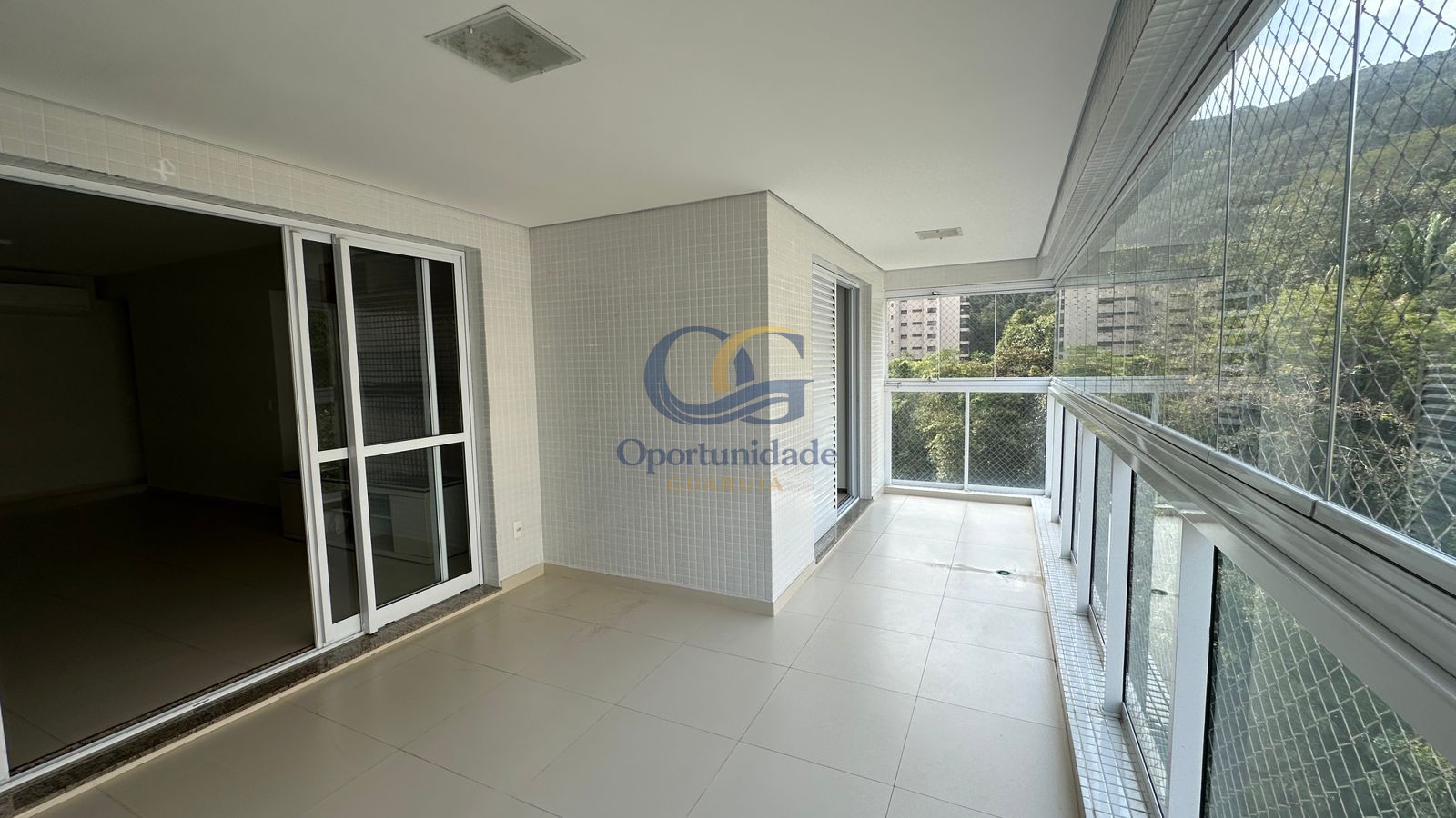 Apartamento na Praia das Pitangueiras, Guarujá - SP
