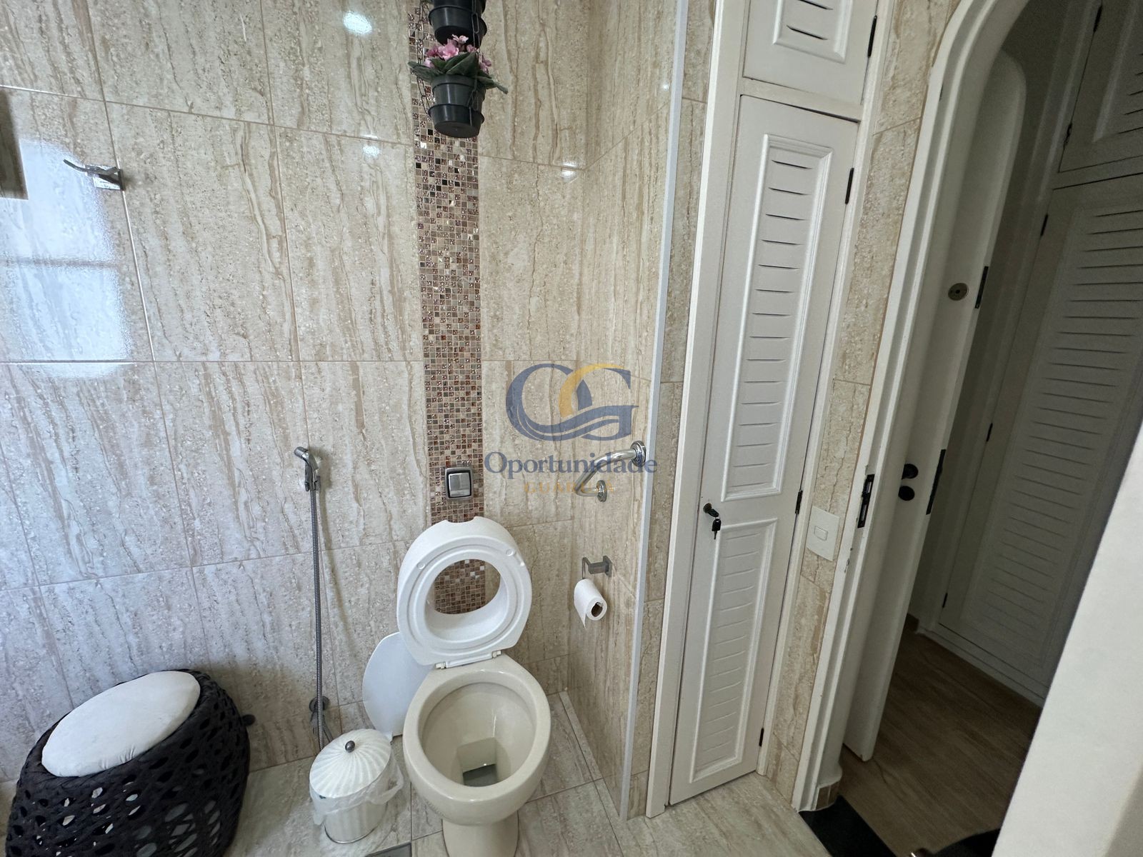 Apartamento na Praia das Pitangueiras, Guarujá - SP