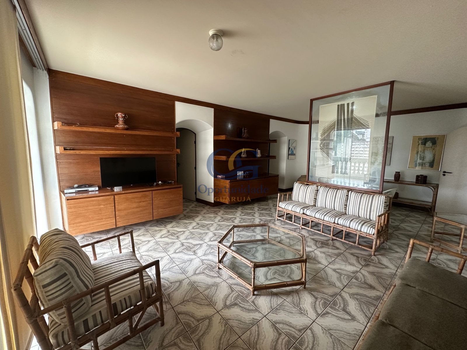 Apartamento na Praia das Pitangueiras, Guarujá - SP
