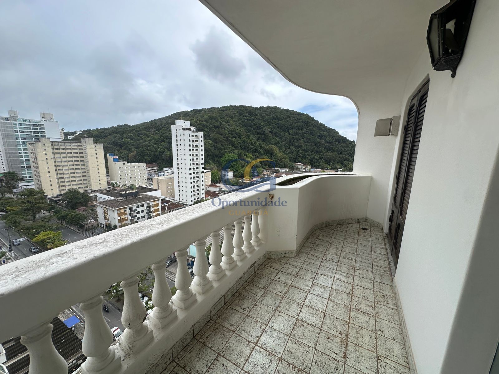 Apartamento na Praia das Pitangueiras, Guarujá - SP