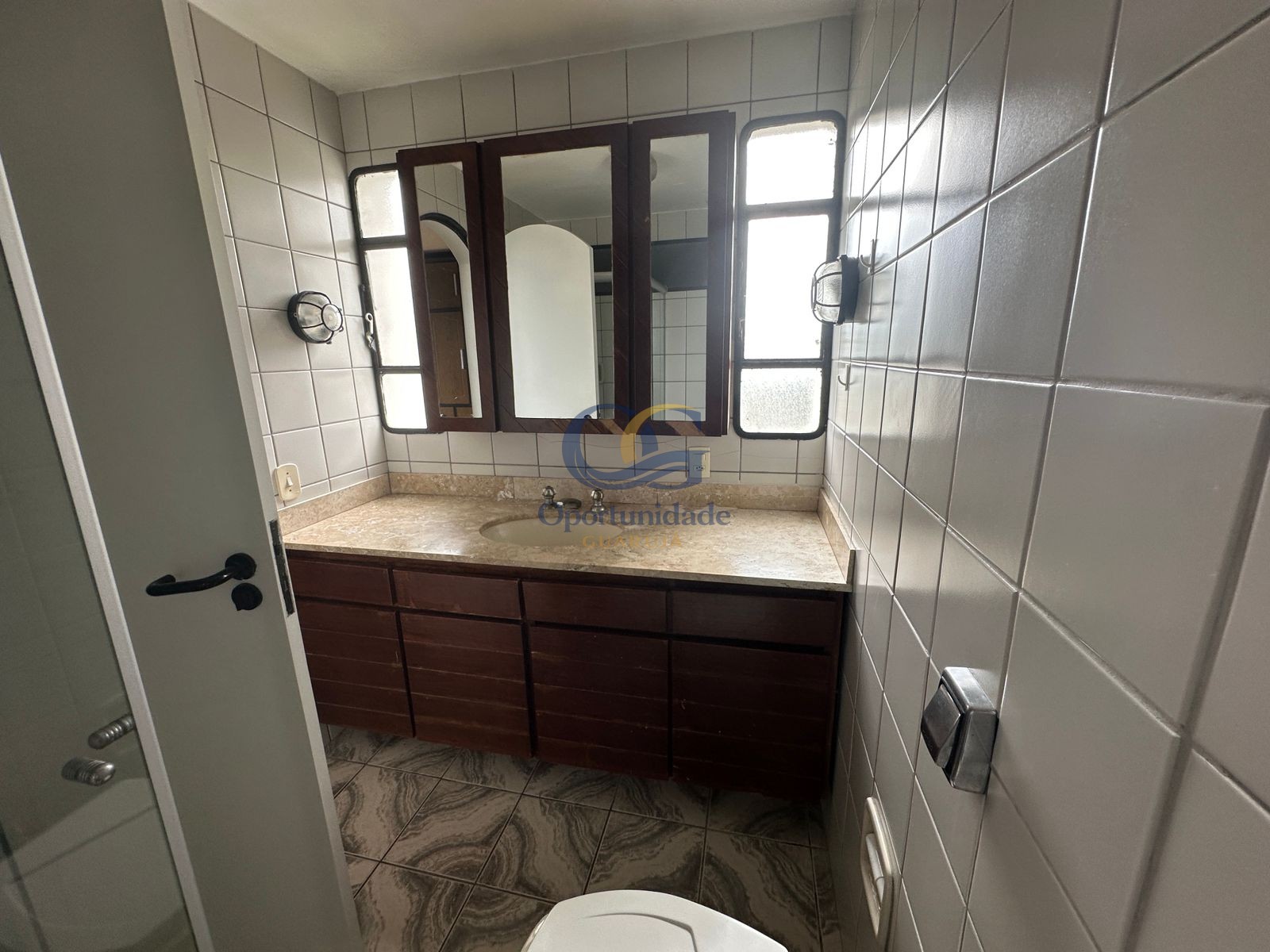 Apartamento na Praia das Pitangueiras, Guarujá - SP