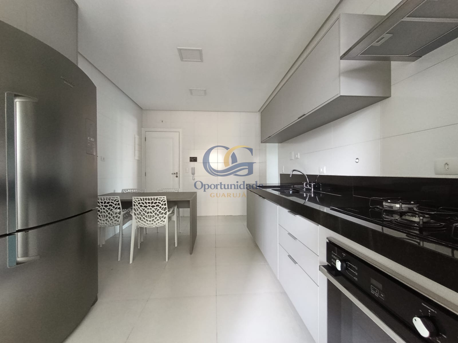 Apartamento na Praia da Enseada, Guarujá - SP