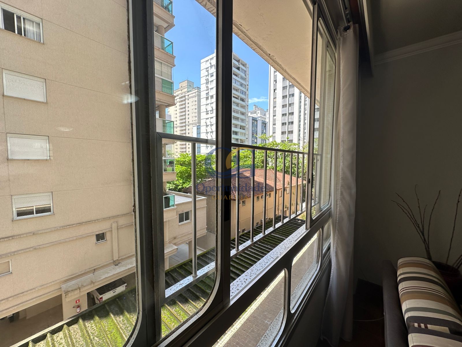 Apartamento na Praia das Pitangueiras, Guarujá - SP
