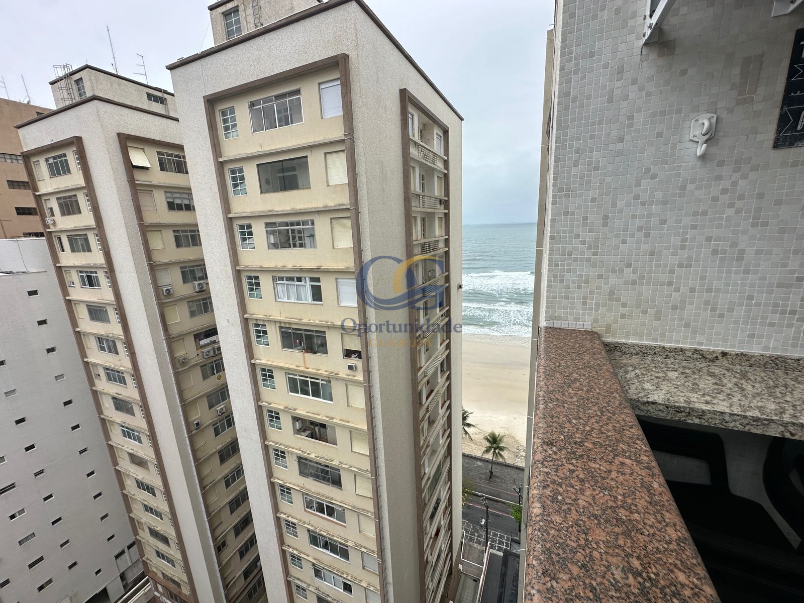 Apartamento na Praia das Pitangueiras, Guarujá - SP