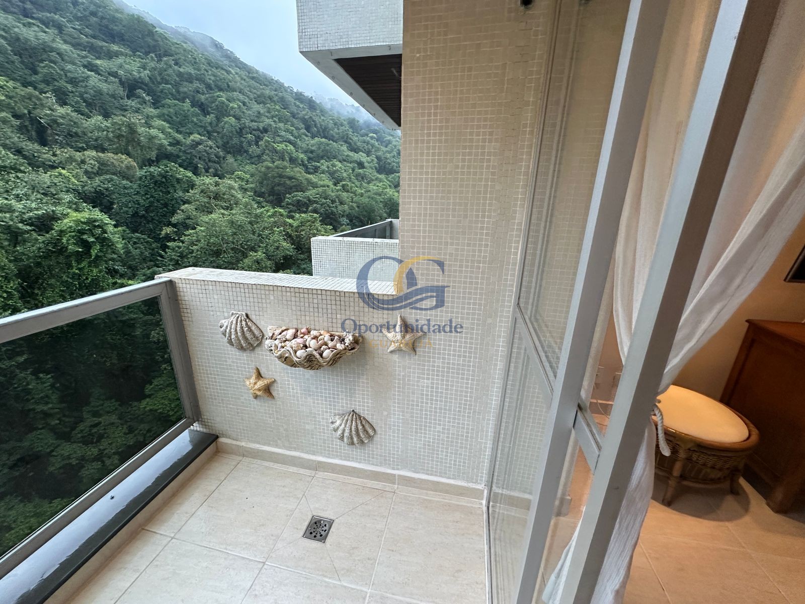 Apartamento na Praia das Pitangueiras, Guarujá - SP