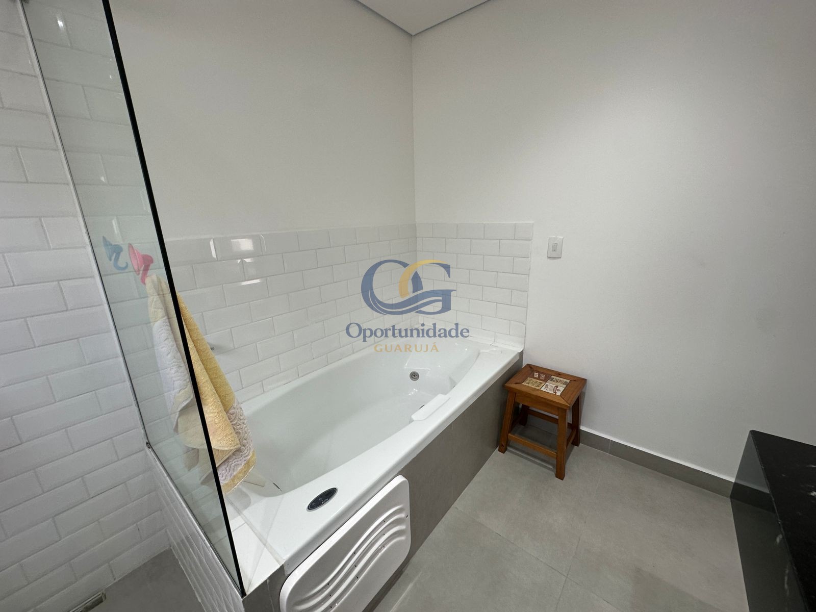 Apartamento na Praia das Pitangueiras, Guarujá - SP