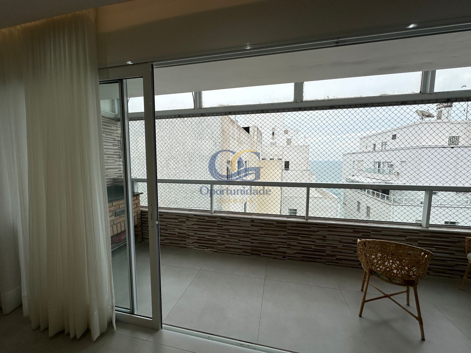 Apartamento na Praia das Pitangueiras, Guarujá - SP