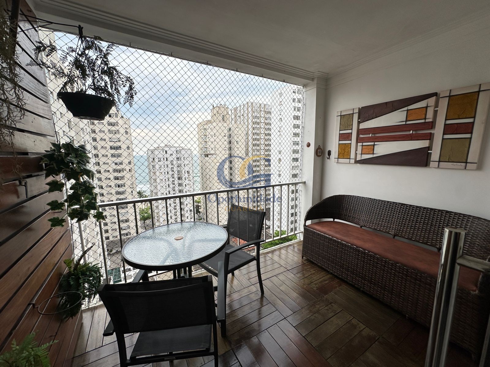 Apartamento na Praia das Pitangueiras, Guarujá - SP