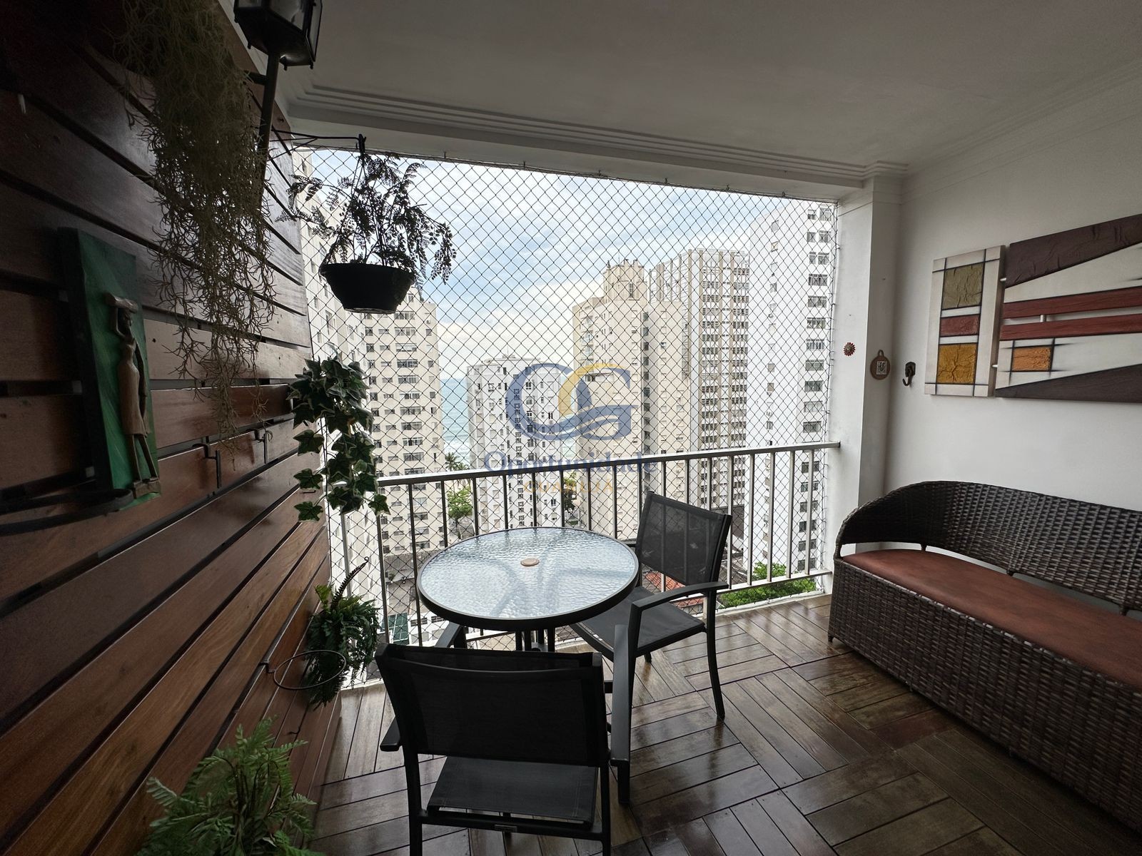 Apartamento na Praia das Pitangueiras, Guarujá - SP
