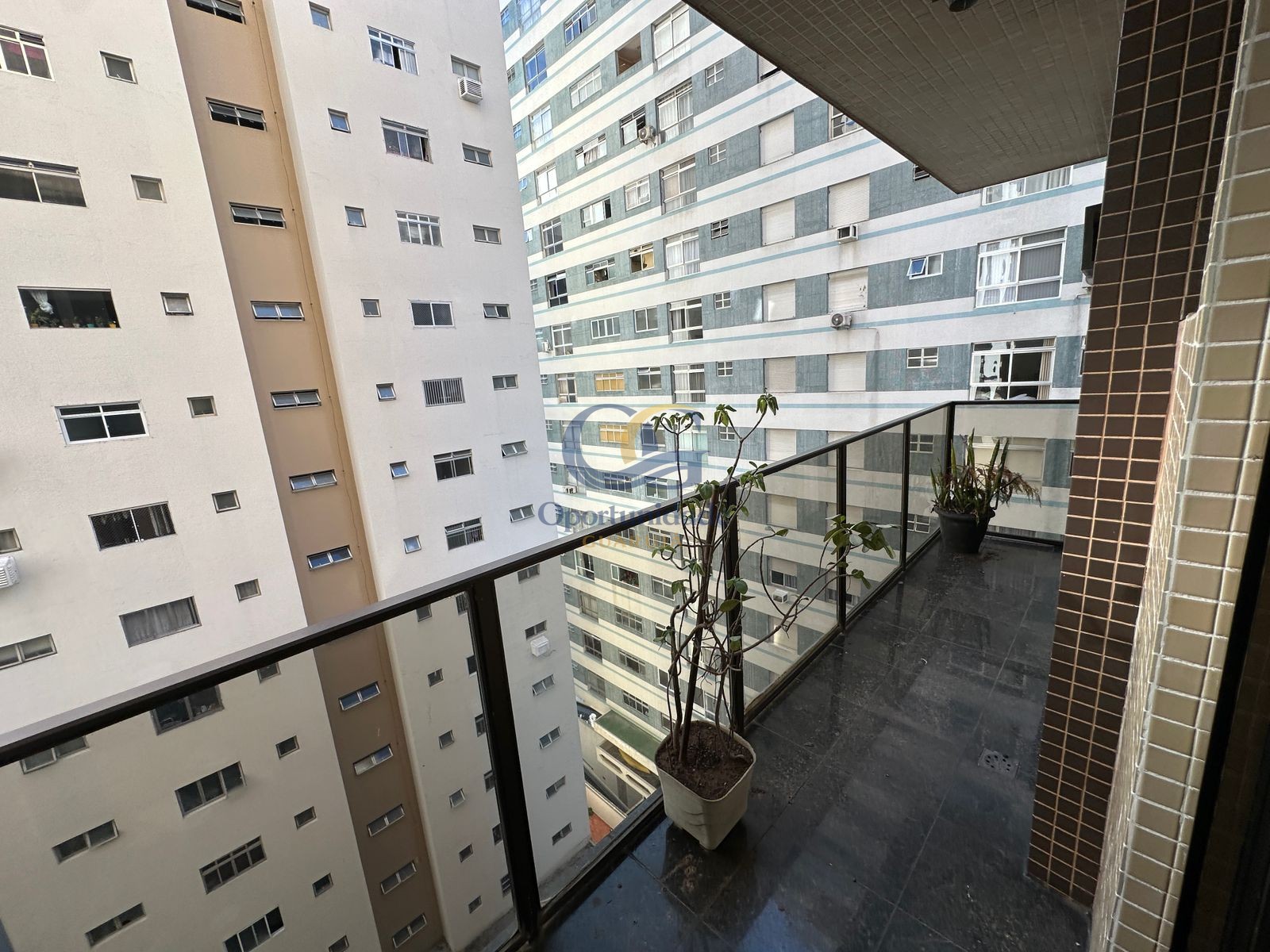 Apartamento na Praia das Pitangueiras, Guarujá - SP