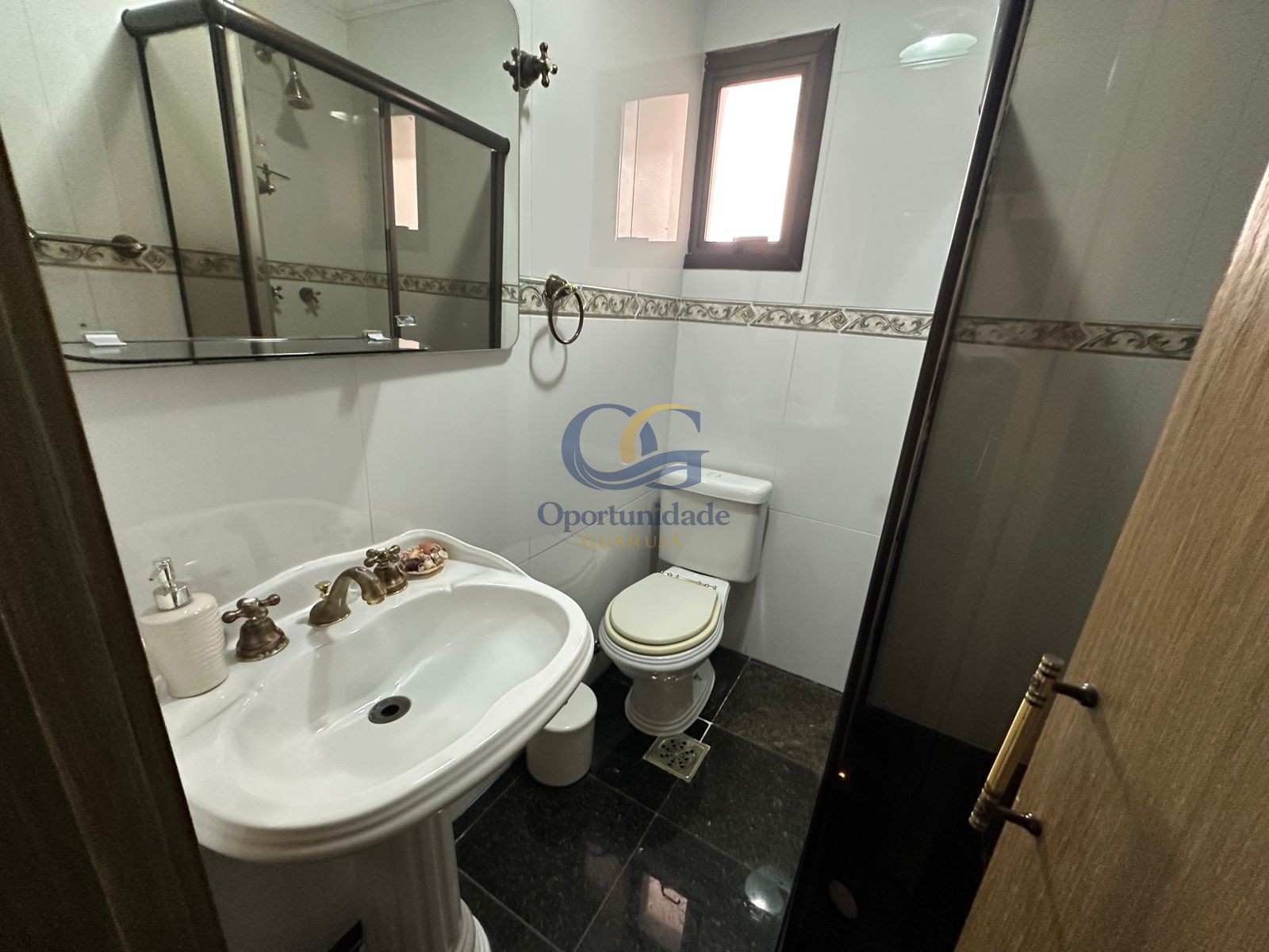 Apartamento na Praia das Pitangueiras, Guarujá - SP