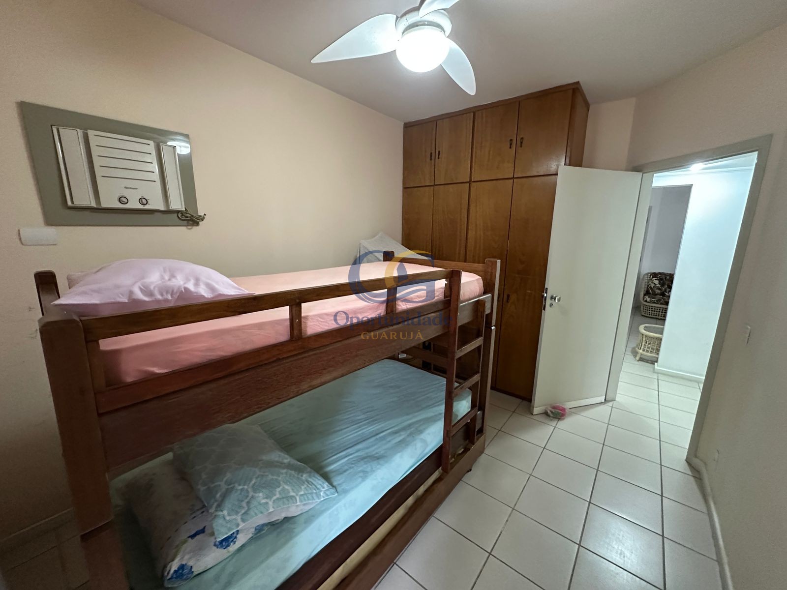 Apartamento na Praia das Pitangueiras, Guarujá - SP