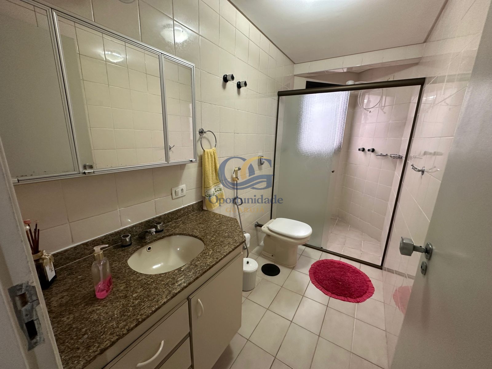 Apartamento na Praia das Pitangueiras, Guarujá - SP