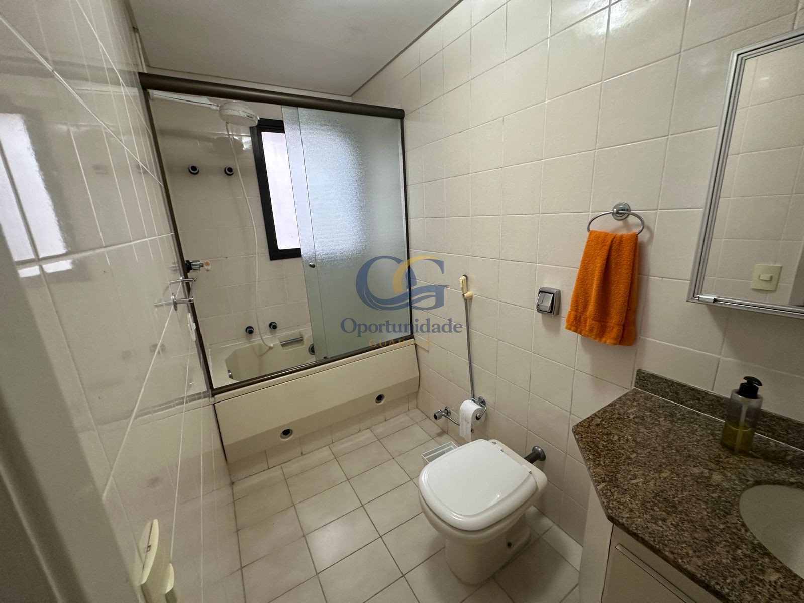 Apartamento na Praia das Pitangueiras, Guarujá - SP