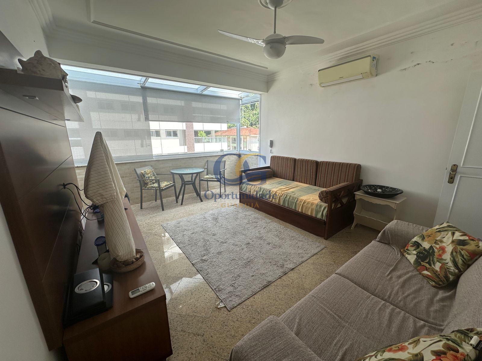 Apartamento na Praia das Pitangueiras, Guarujá - SP
