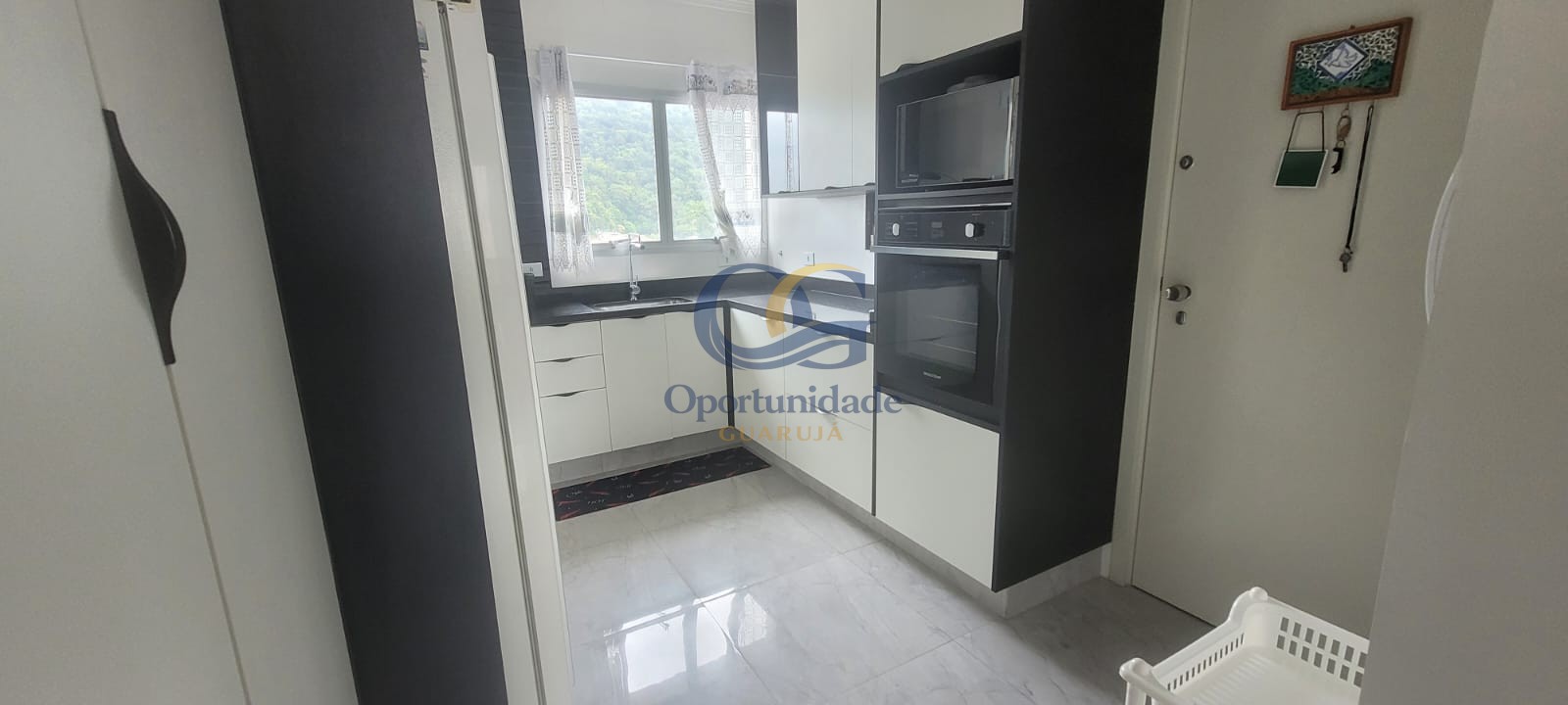 Apartamento na Praia das Pitangueiras, Guarujá - SP