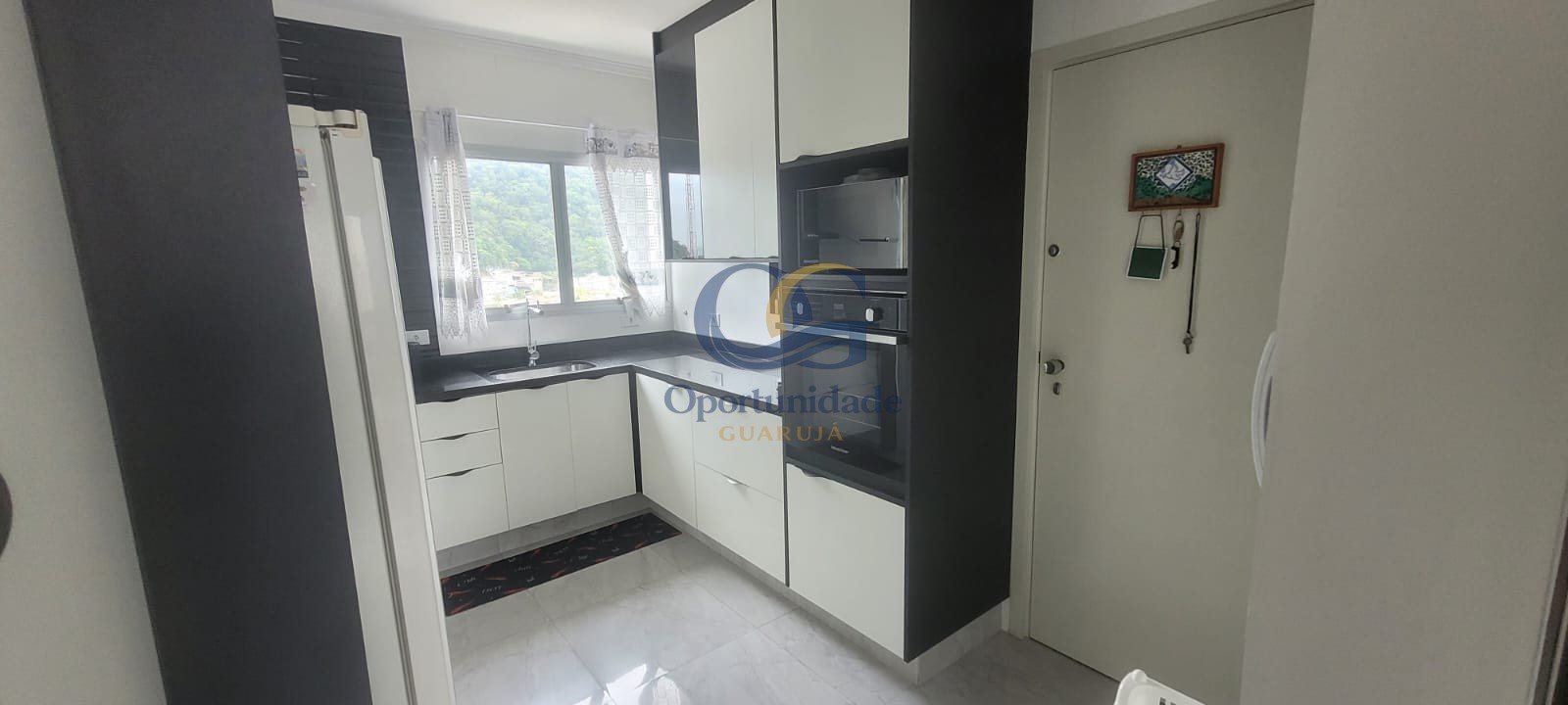 Apartamento na Praia das Pitangueiras, Guarujá - SP