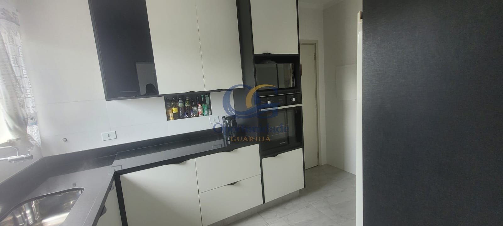 Apartamento na Praia das Pitangueiras, Guarujá - SP