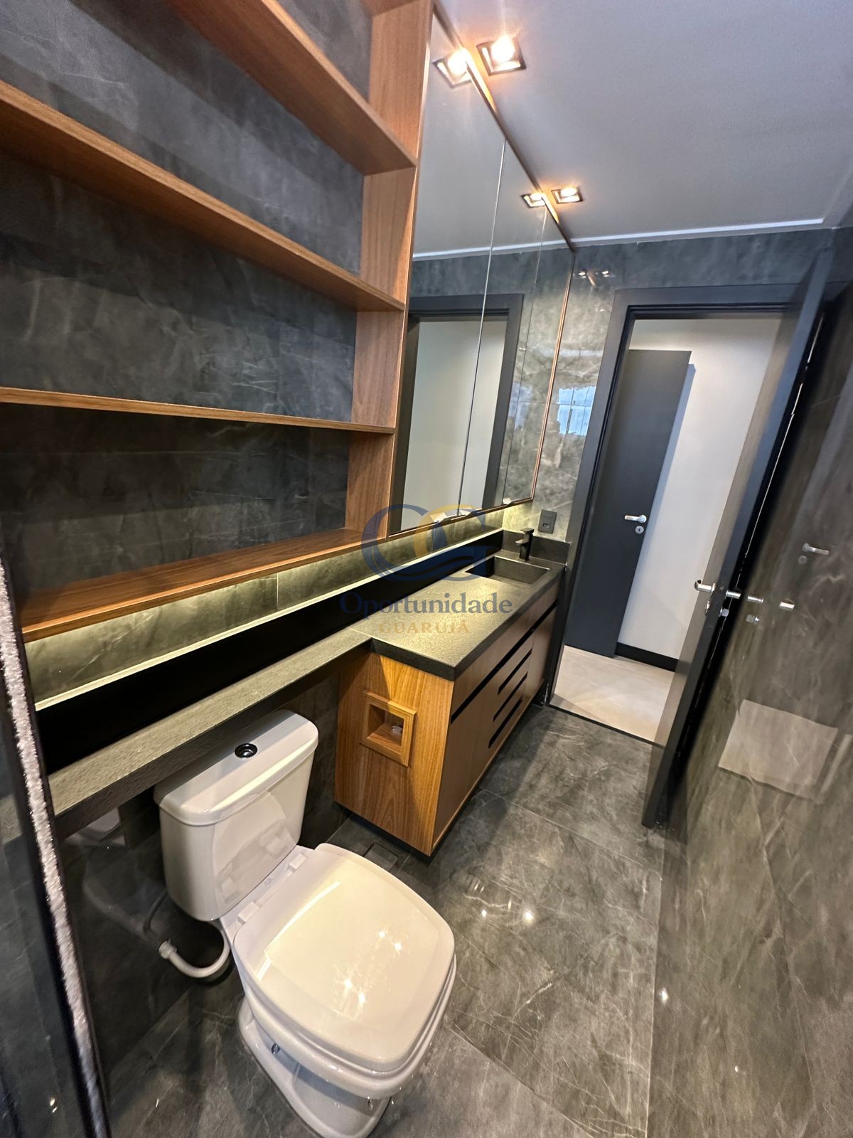 Apartamento na Praia das Astúrias, Guarujá - SP