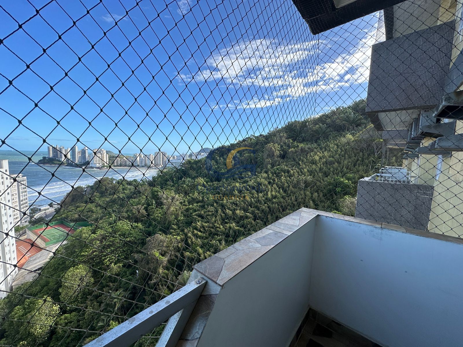 Apartamento na Praia das Pitangueiras, Guarujá - SP