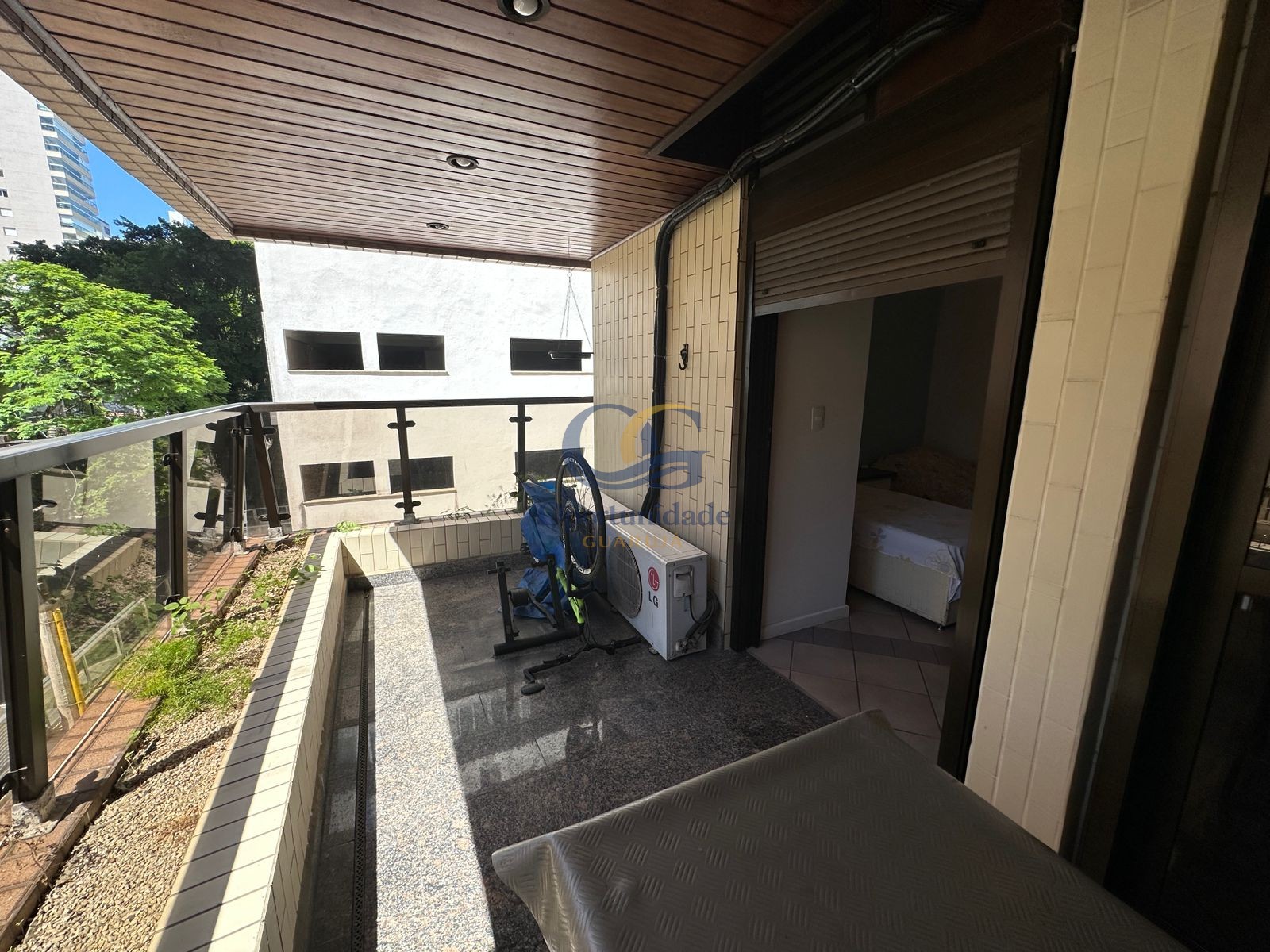 Apartamento na Praia das Pitangueiras, Guarujá - SP