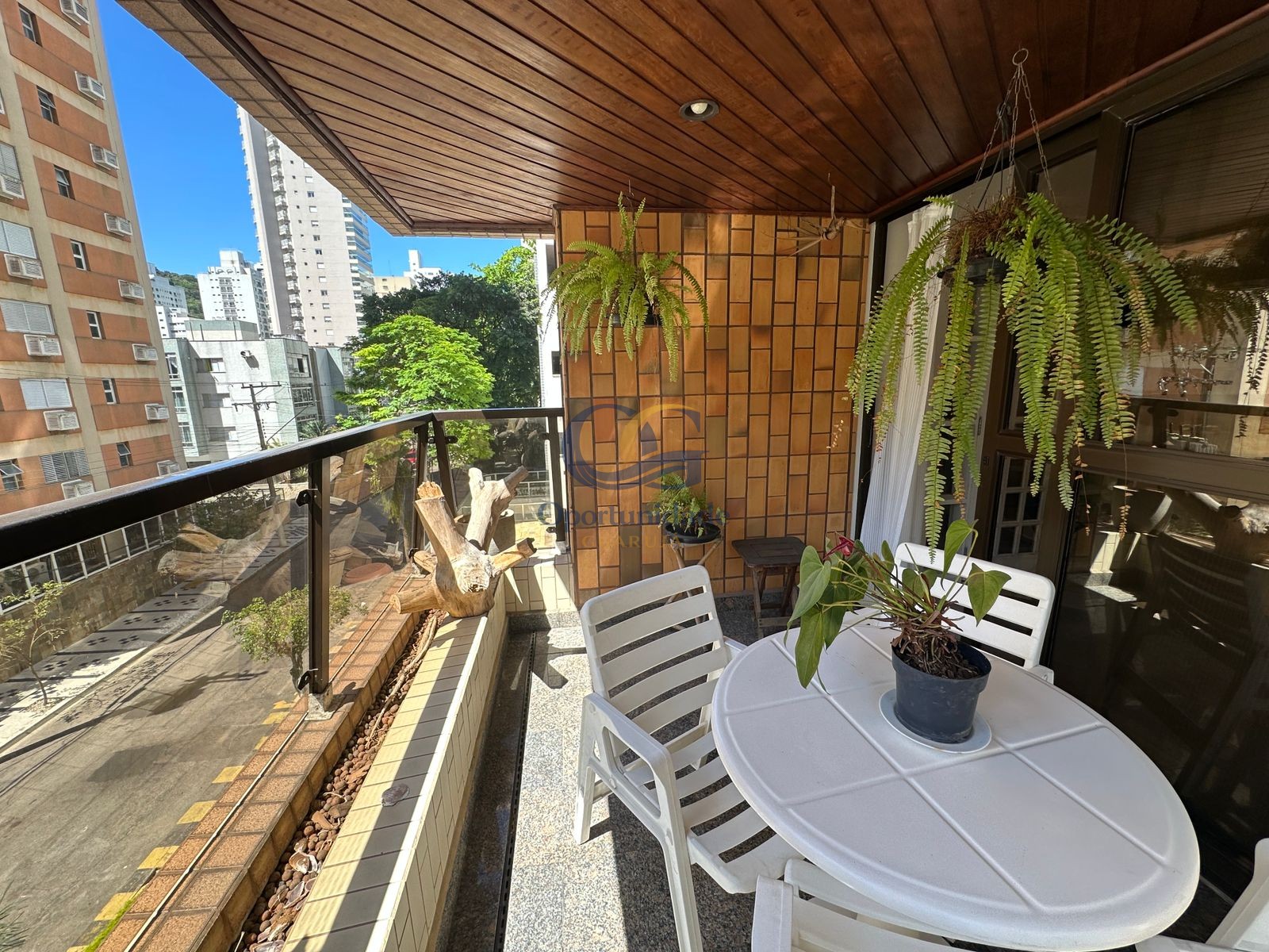 Apartamento na Praia das Pitangueiras, Guarujá - SP