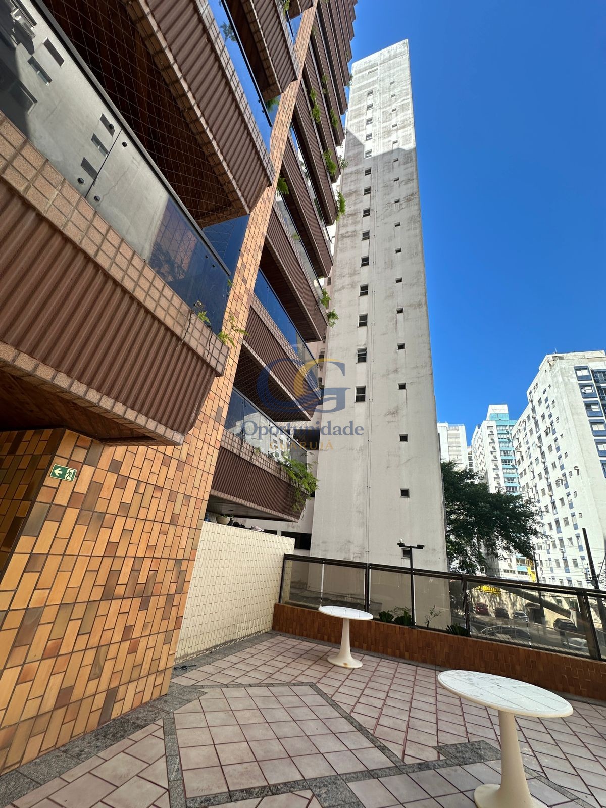 Apartamento na Praia das Pitangueiras, Guarujá - SP