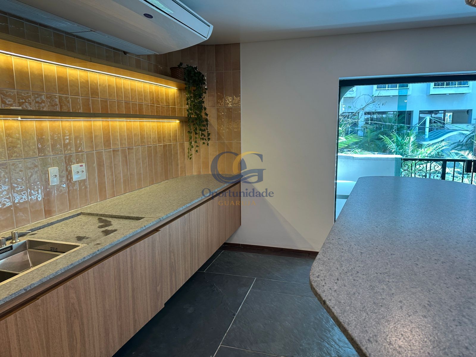 Apartamento na Praia das Pitangueiras, Guarujá - SP