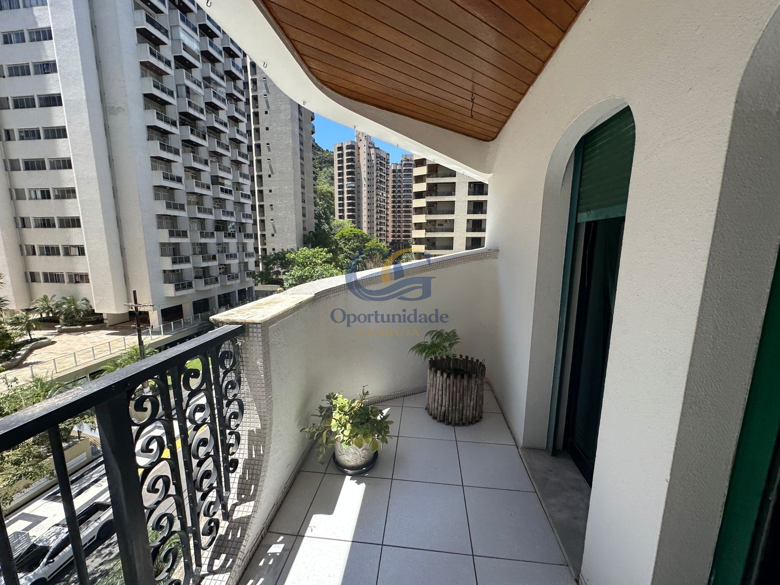 Apartamento na Praia das Pitangueiras, Guarujá - SP