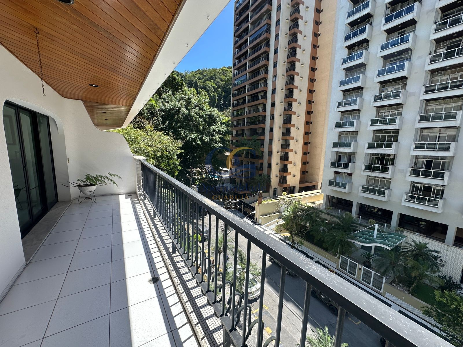 Apartamento na Praia das Pitangueiras, Guarujá - SP