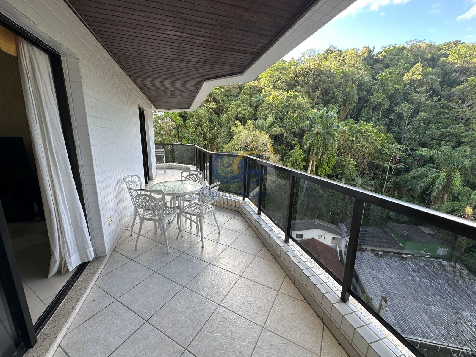 Apartamento na Praia das Pitangueiras, Guarujá - SP