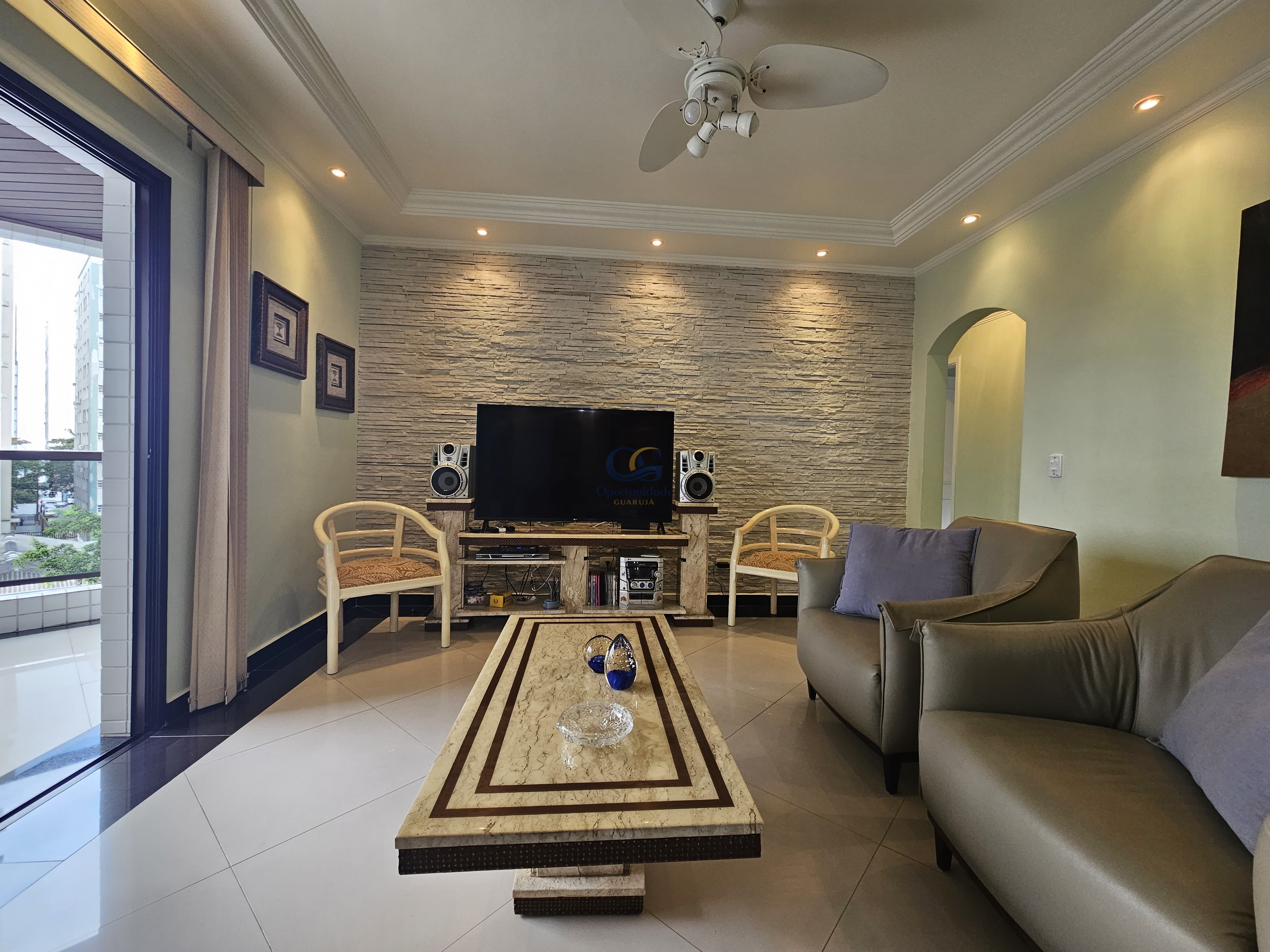 Apartamento na Praia das Pitangueiras, Guarujá - SP