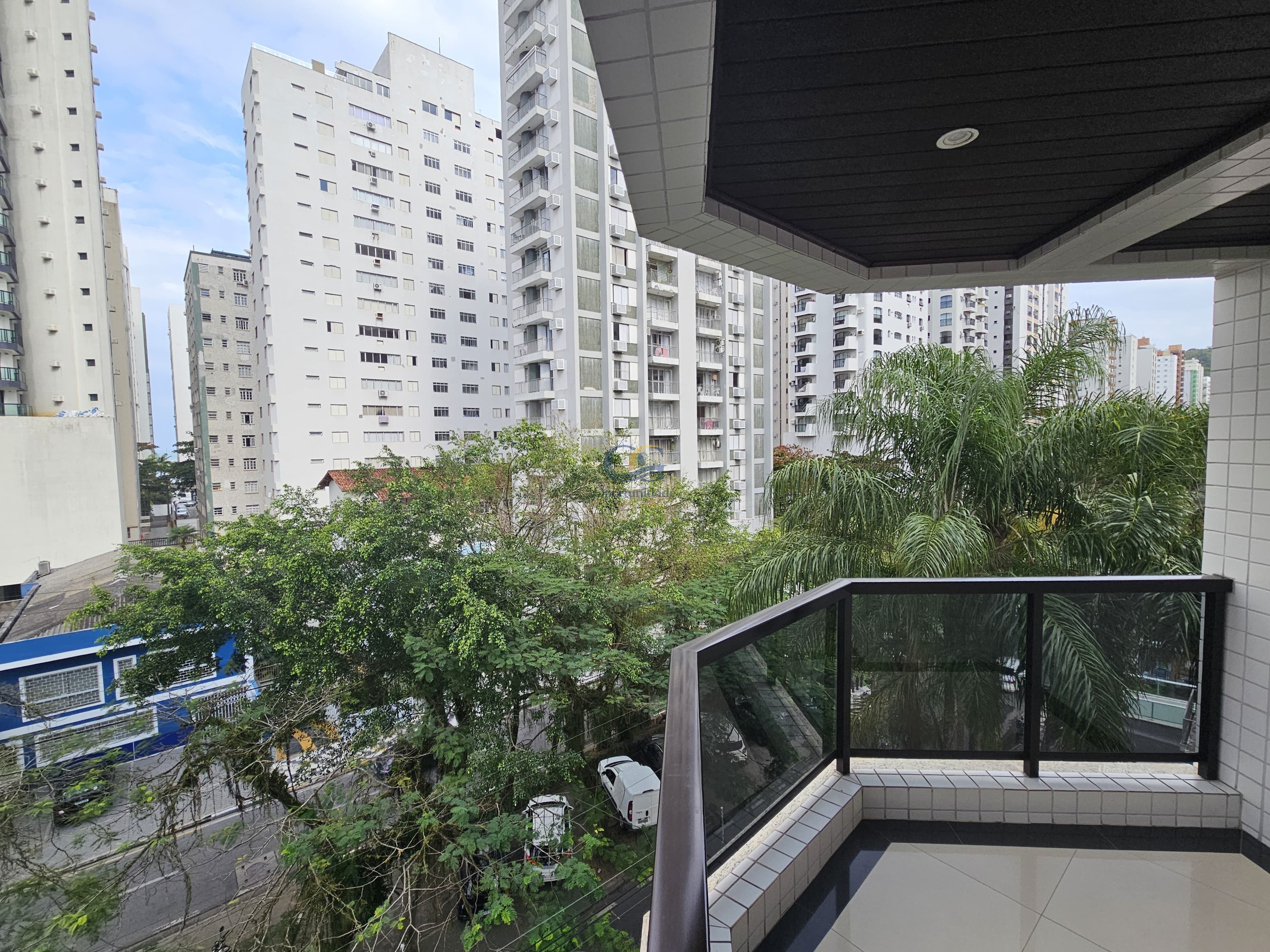 Apartamento na Praia das Pitangueiras, Guarujá - SP