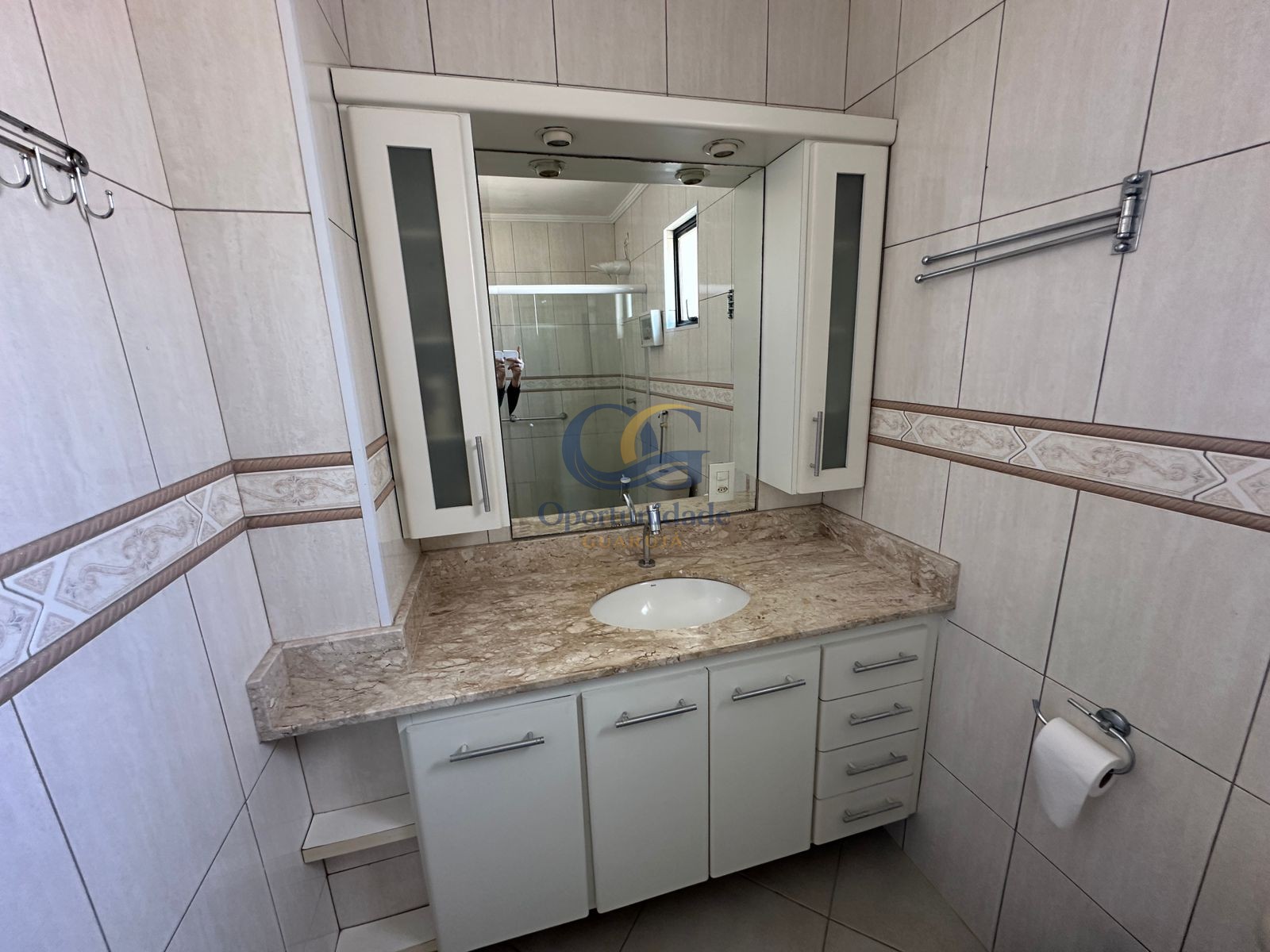 Apartamento na Praia das Pitangueiras, Guarujá - SP