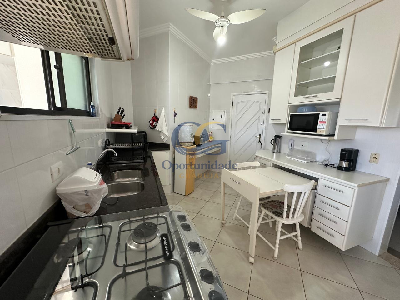 Apartamento na Praia das Pitangueiras, Guarujá - SP