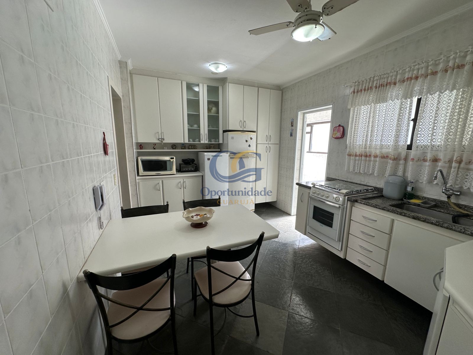 Apartamento na Praia das Pitangueiras, Guarujá - SP
