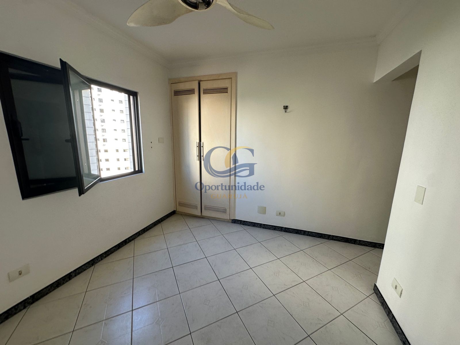 Apartamento na Praia das Pitangueiras, Guarujá - SP